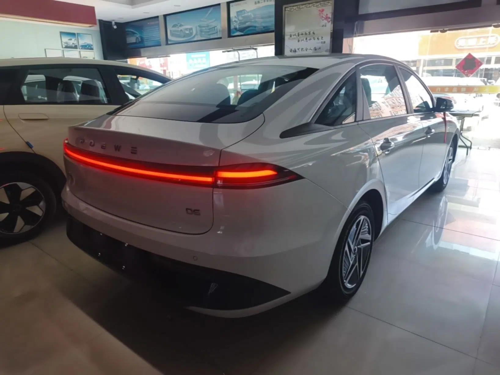 Roewe D6 2025 450 km Premium Edition — миниатюра 6