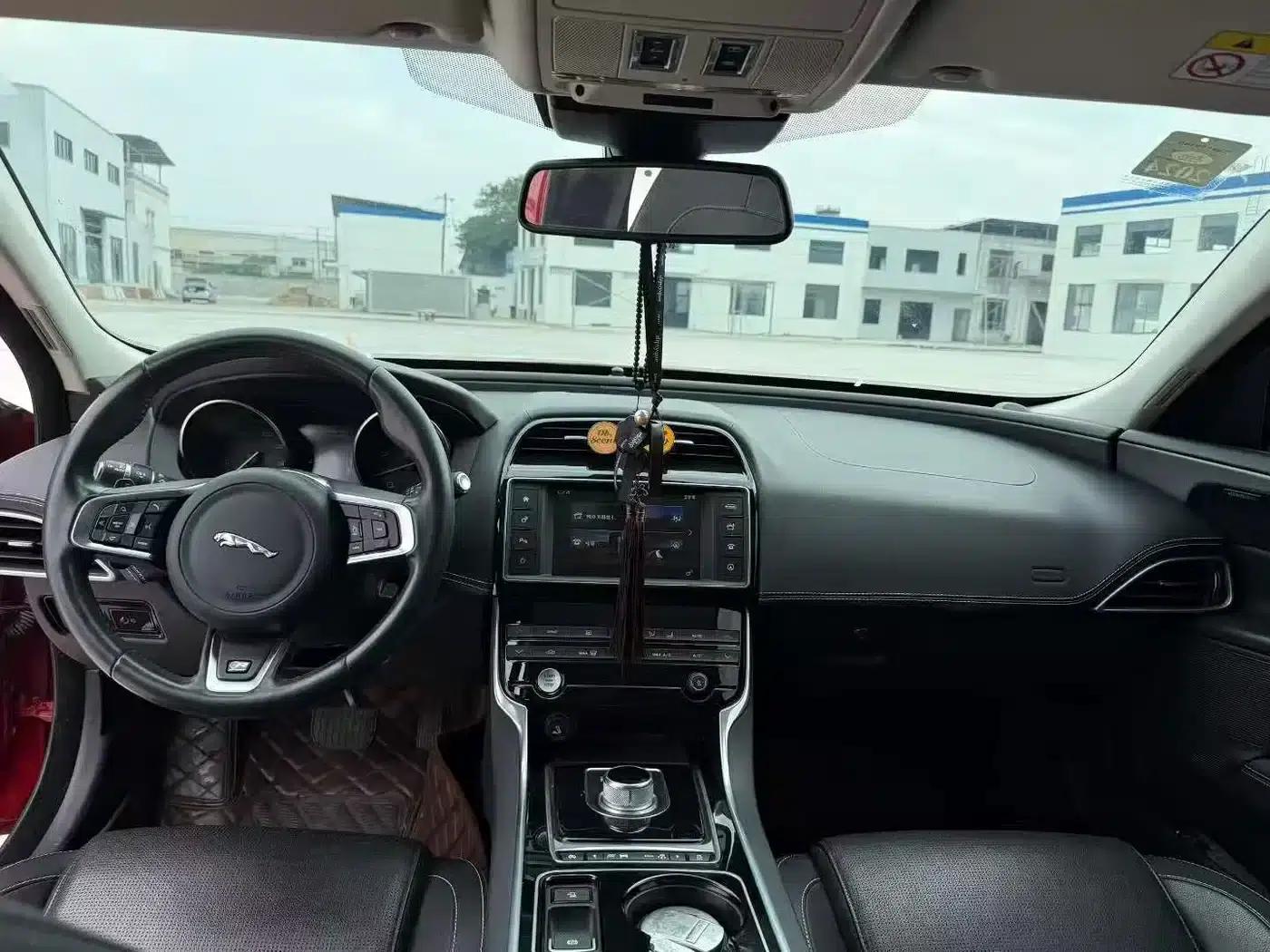 2017 Jaguar XE 2.0T 240PS R-Sport — миниатюра 3