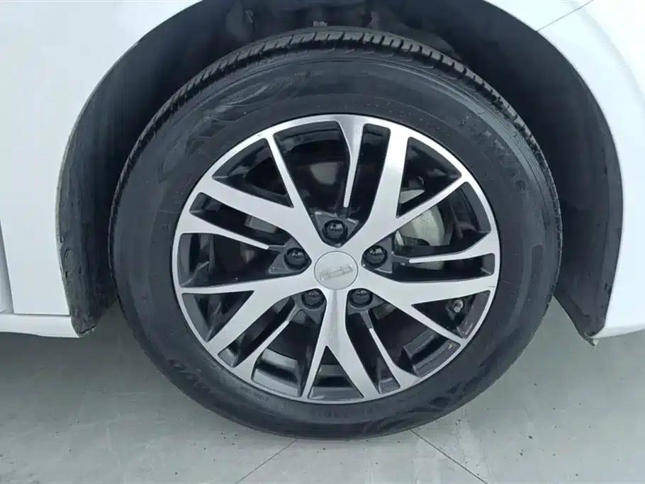 Geely Emgrand 2025 4th Generation 1.5L CVT Dragon Edition — миниатюра 6