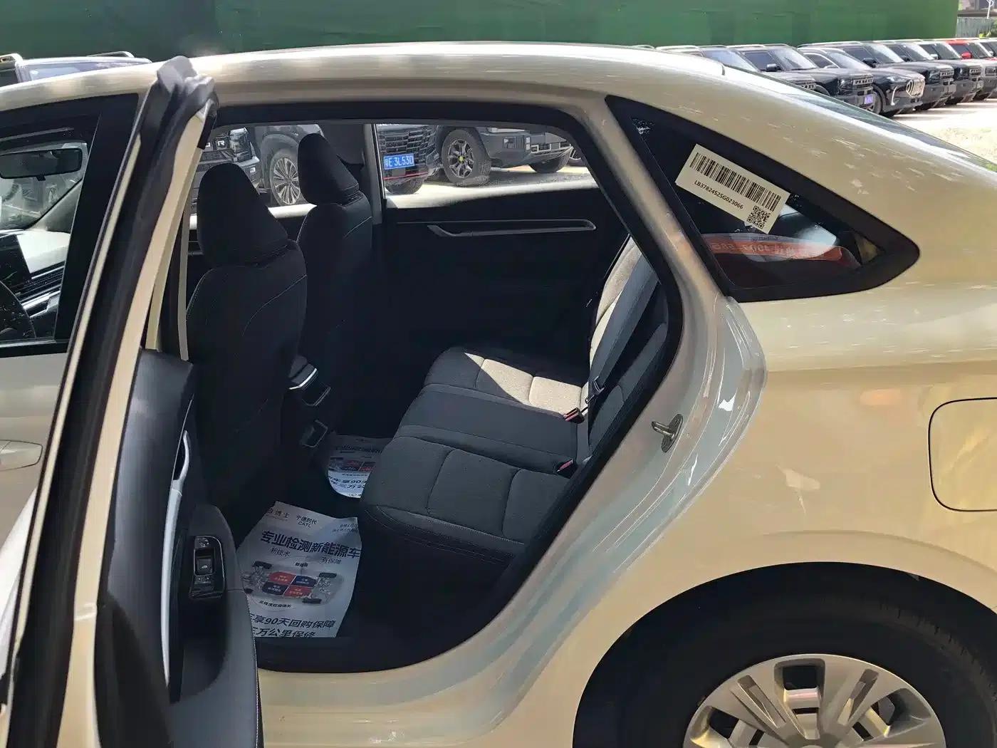 Geely Emgrand 2025 1.5L Manual Star Edition — миниатюра 8