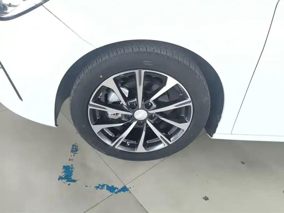 Geely Emgrand 2025 4th Generation 1.5L CVT Flagship Edition — миниатюра 6