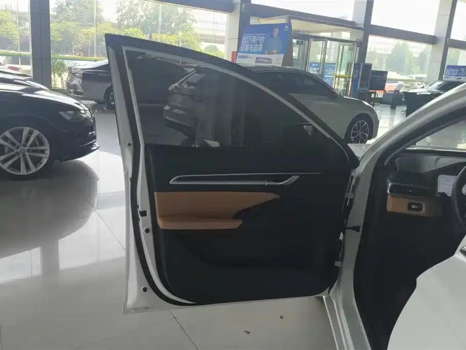 Geely Emgrand 2025 4th Generation 1.5L CVT Flagship Edition — миниатюра 7