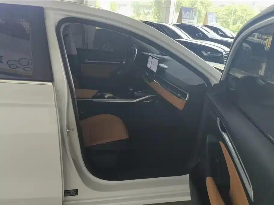 Geely Emgrand 2025 4th Generation 1.5L CVT Flagship Edition — миниатюра 8