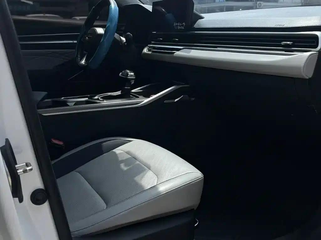 Geely Emgrand 2022 4th Generation 1.5L CVT Flagship Edition — миниатюра 18