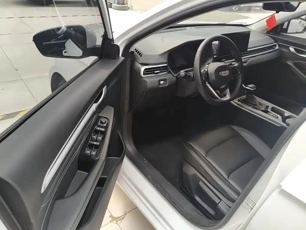 Geely Emgrand 2025 4th Generation 1.5L CVT Dragon Edition — миниатюра 16