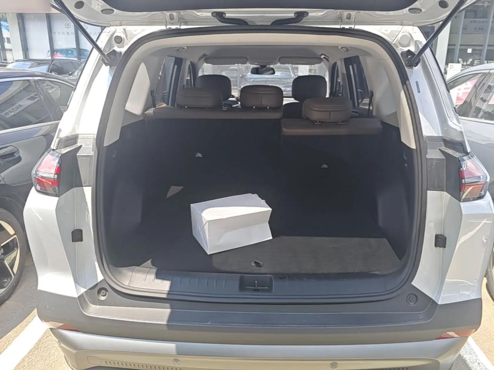 Wuling Xingguang 560 New Energy 2026 Model, Plug-in Hybrid, 125 km, Luxury Version — миниатюра 27