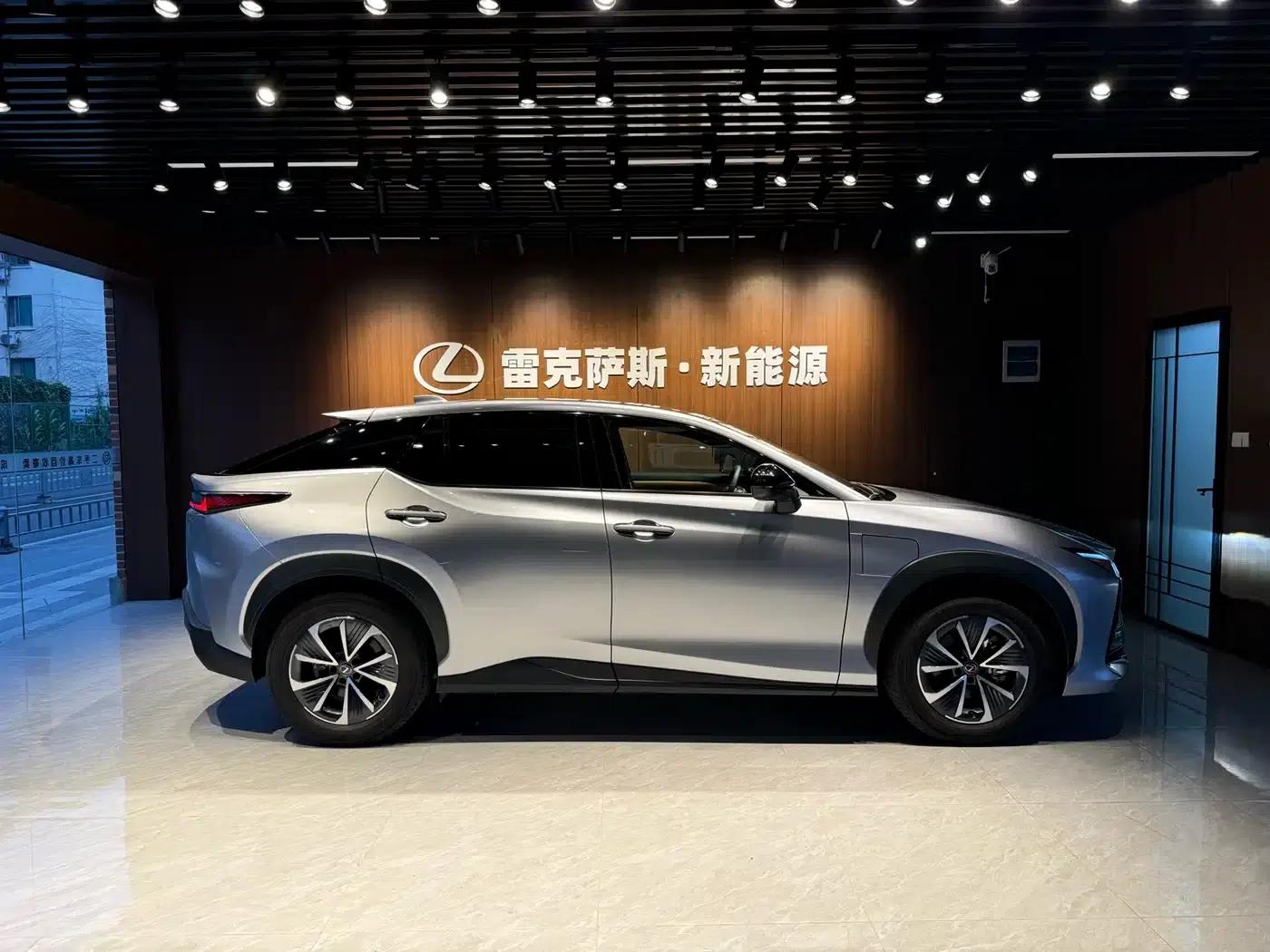 Lexus RZ 2023 450e AWD Luxury Edition — миниатюра 2
