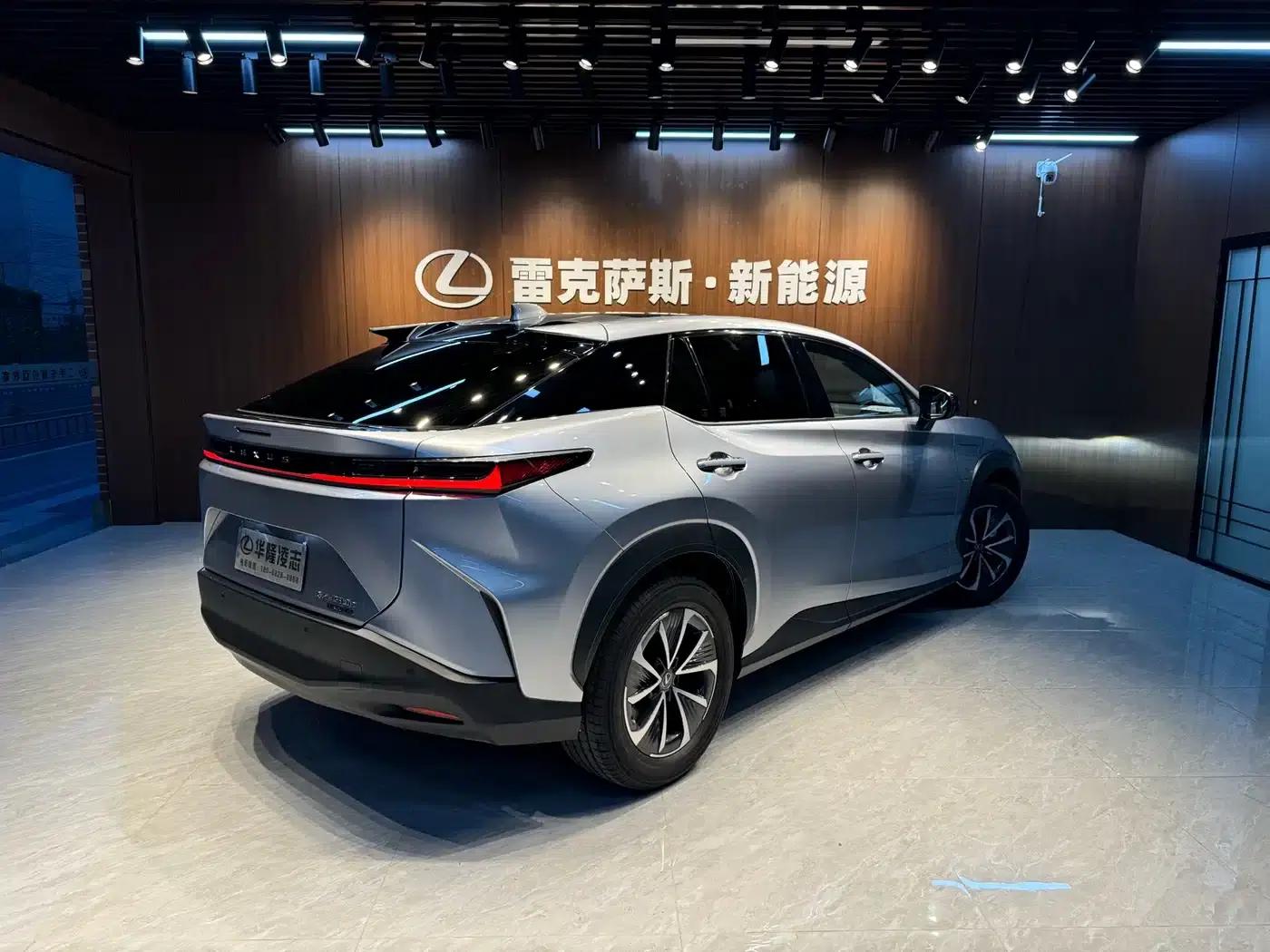 Lexus RZ 2023 450e AWD Luxury Edition — миниатюра 3