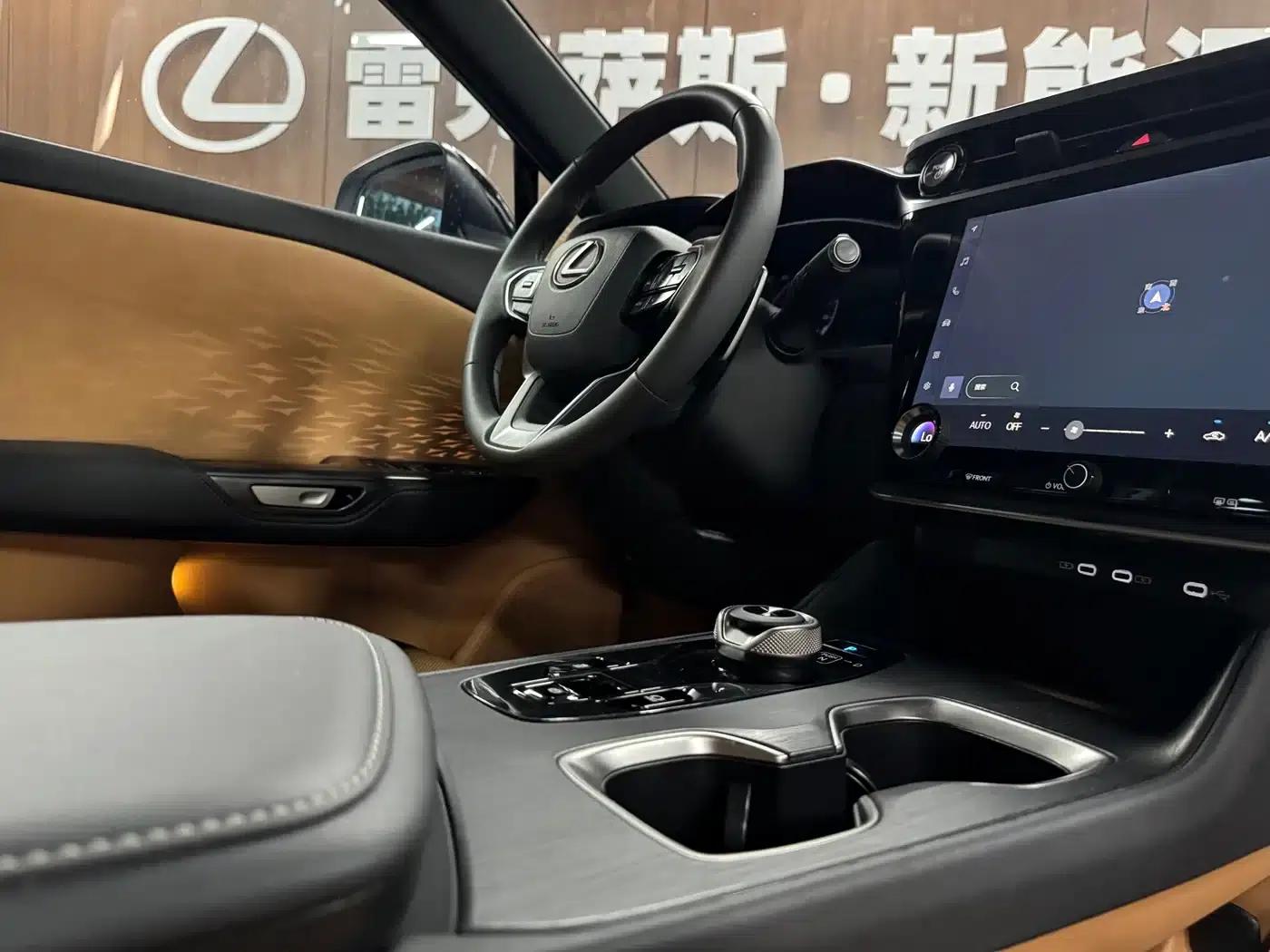 Lexus RZ 2023 450e AWD Luxury Edition — миниатюра 6
