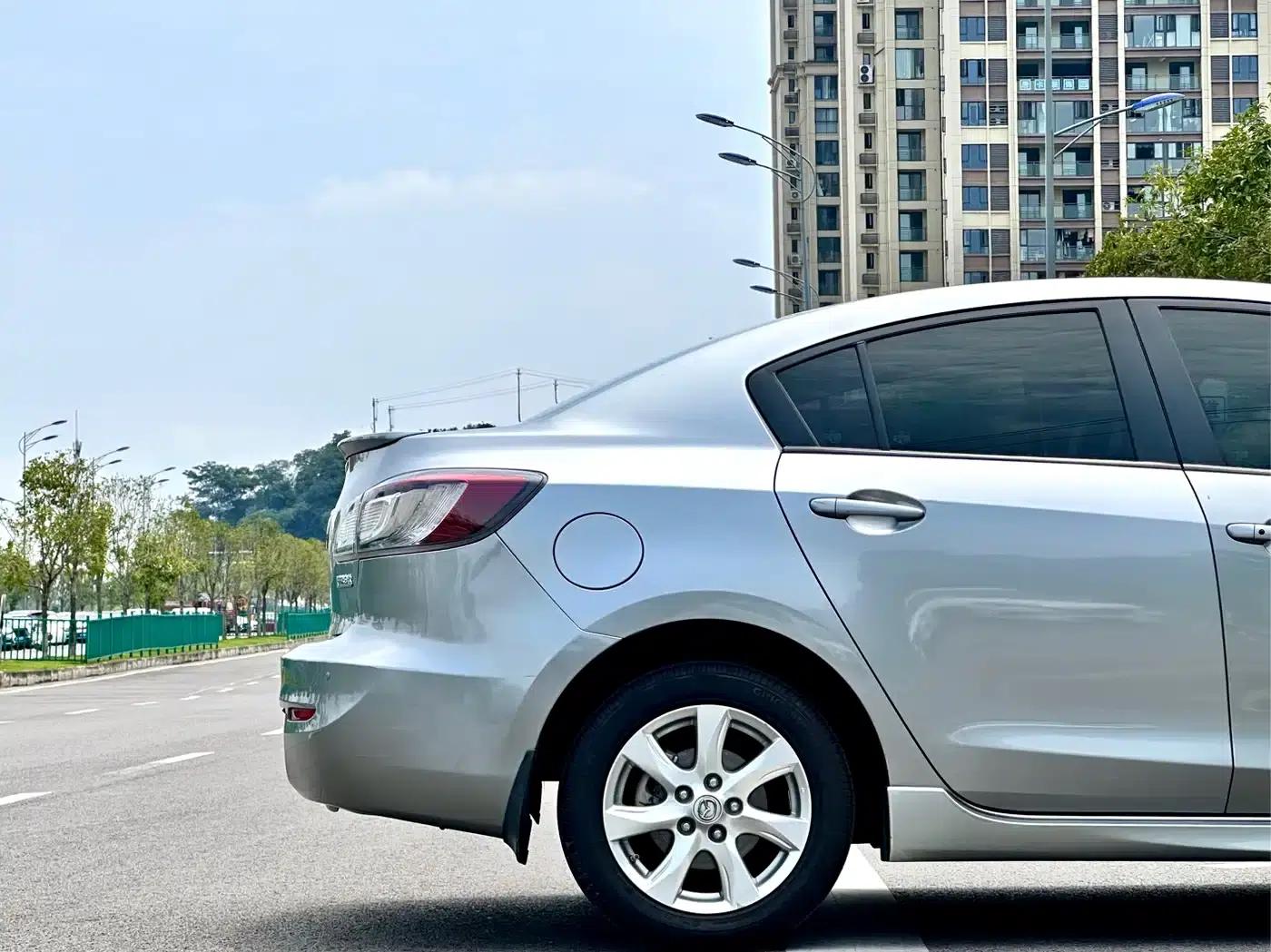 Mazda 3 Axela 2011 Sedan 2.0L Automatic Luxury — миниатюра 11