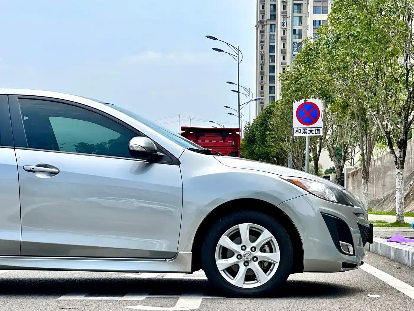 Mazda 3 Axela 2011 Sedan 2.0L Automatic Luxury — миниатюра 12