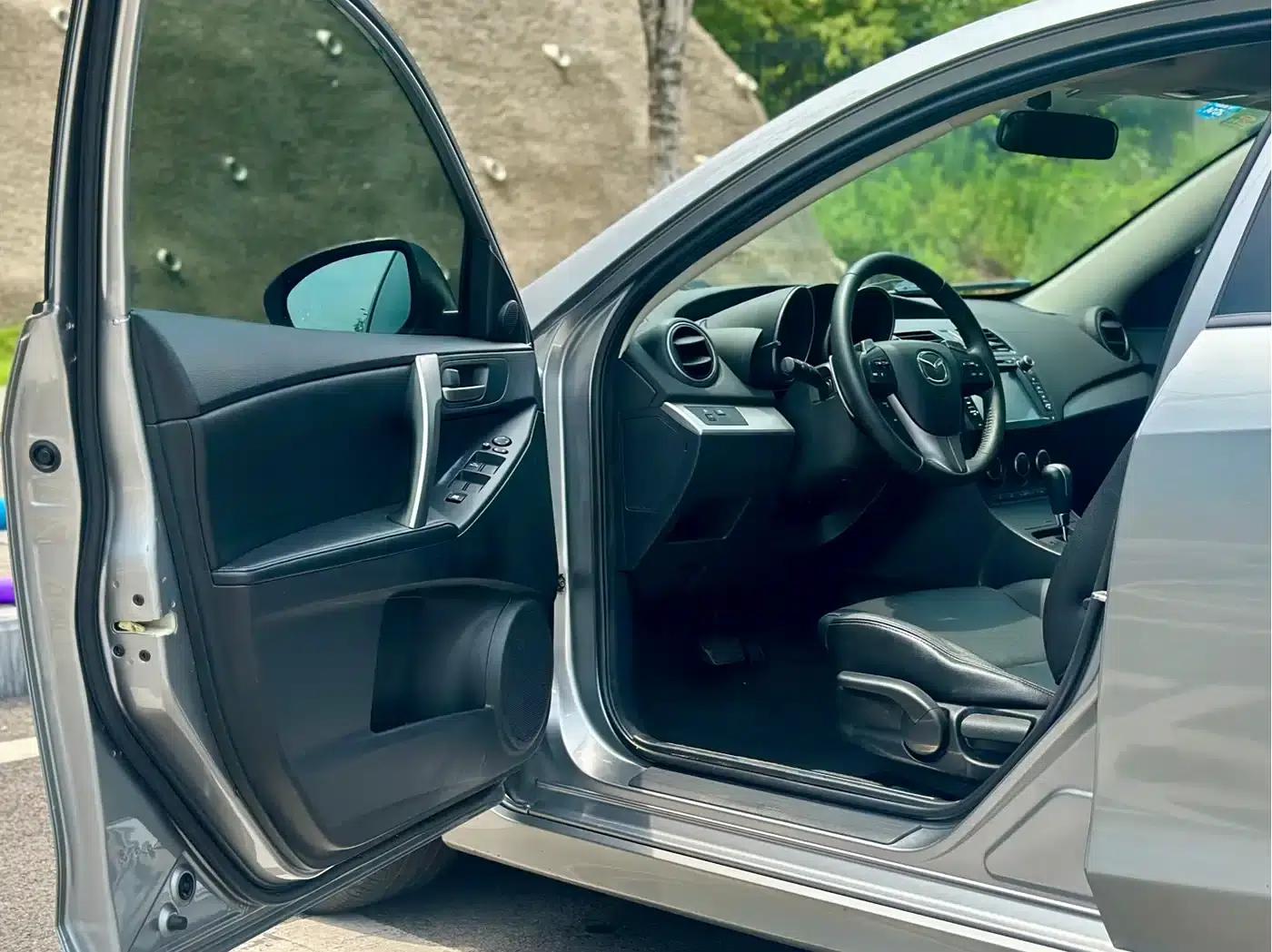 Mazda 3 Axela 2011 Sedan 2.0L Automatic Luxury — миниатюра 19