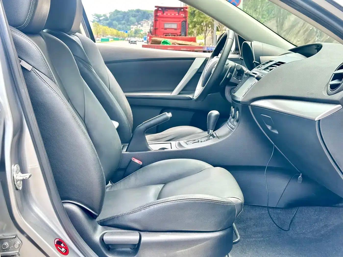 Mazda 3 Axela 2011 Sedan 2.0L Automatic Luxury — миниатюра 23