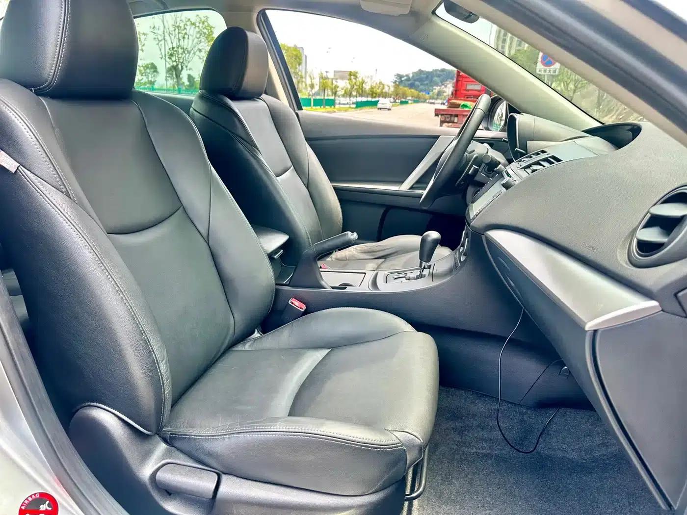 Mazda 3 Axela 2011 Sedan 2.0L Automatic Luxury — миниатюра 24