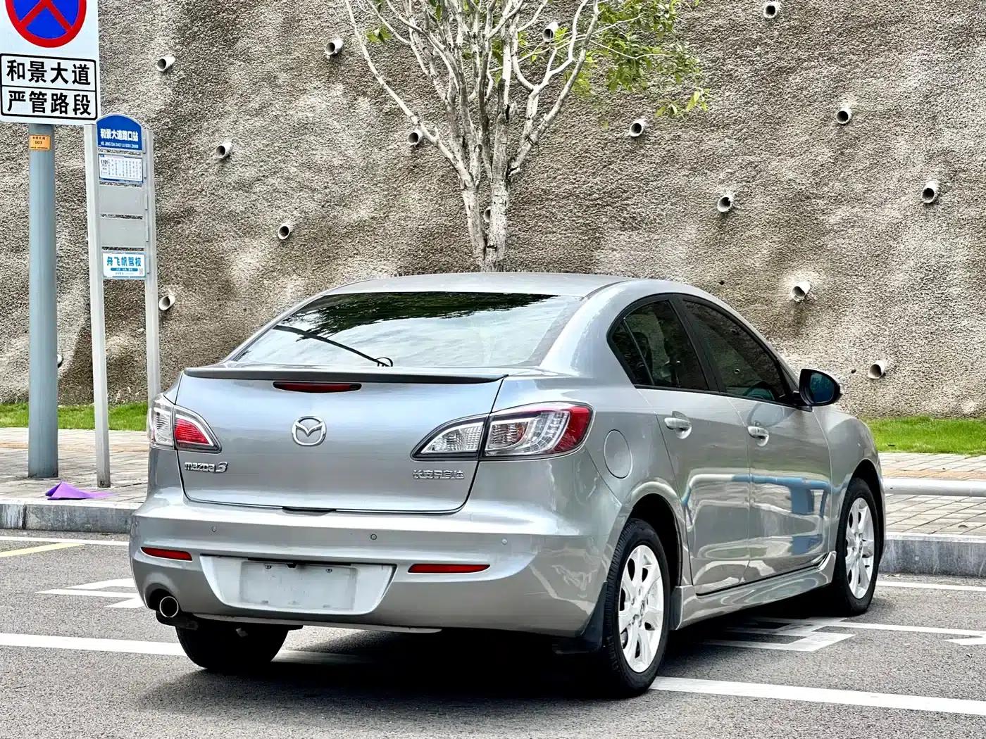 Mazda 3 Axela 2011 Sedan 2.0L Automatic Luxury — миниатюра 4