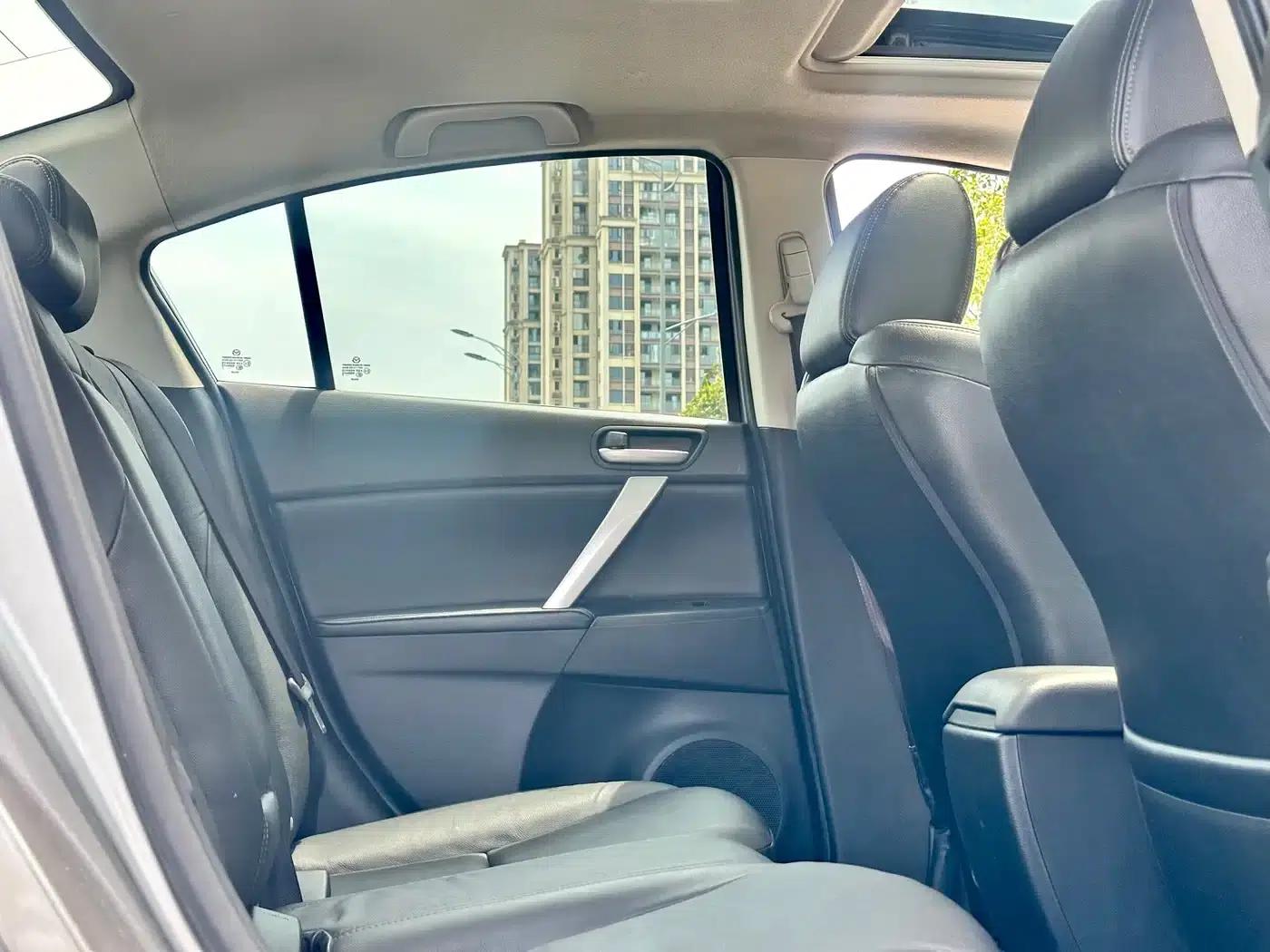 Mazda 3 Axela 2011 Sedan 2.0L Automatic Luxury — миниатюра 31