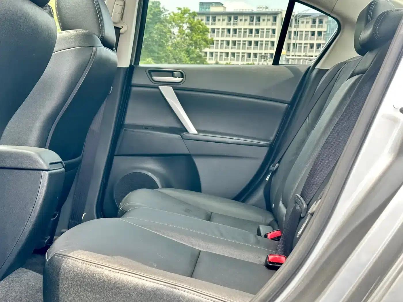 Mazda 3 Axela 2011 Sedan 2.0L Automatic Luxury — миниатюра 37