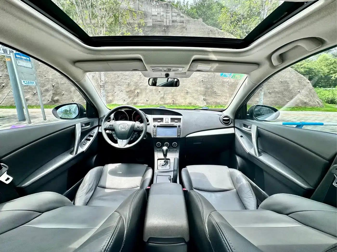 Mazda 3 Axela 2011 Sedan 2.0L Automatic Luxury — миниатюра 38