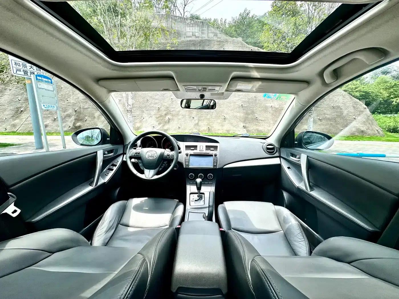 Mazda 3 Axela 2011 Sedan 2.0L Automatic Luxury — миниатюра 40
