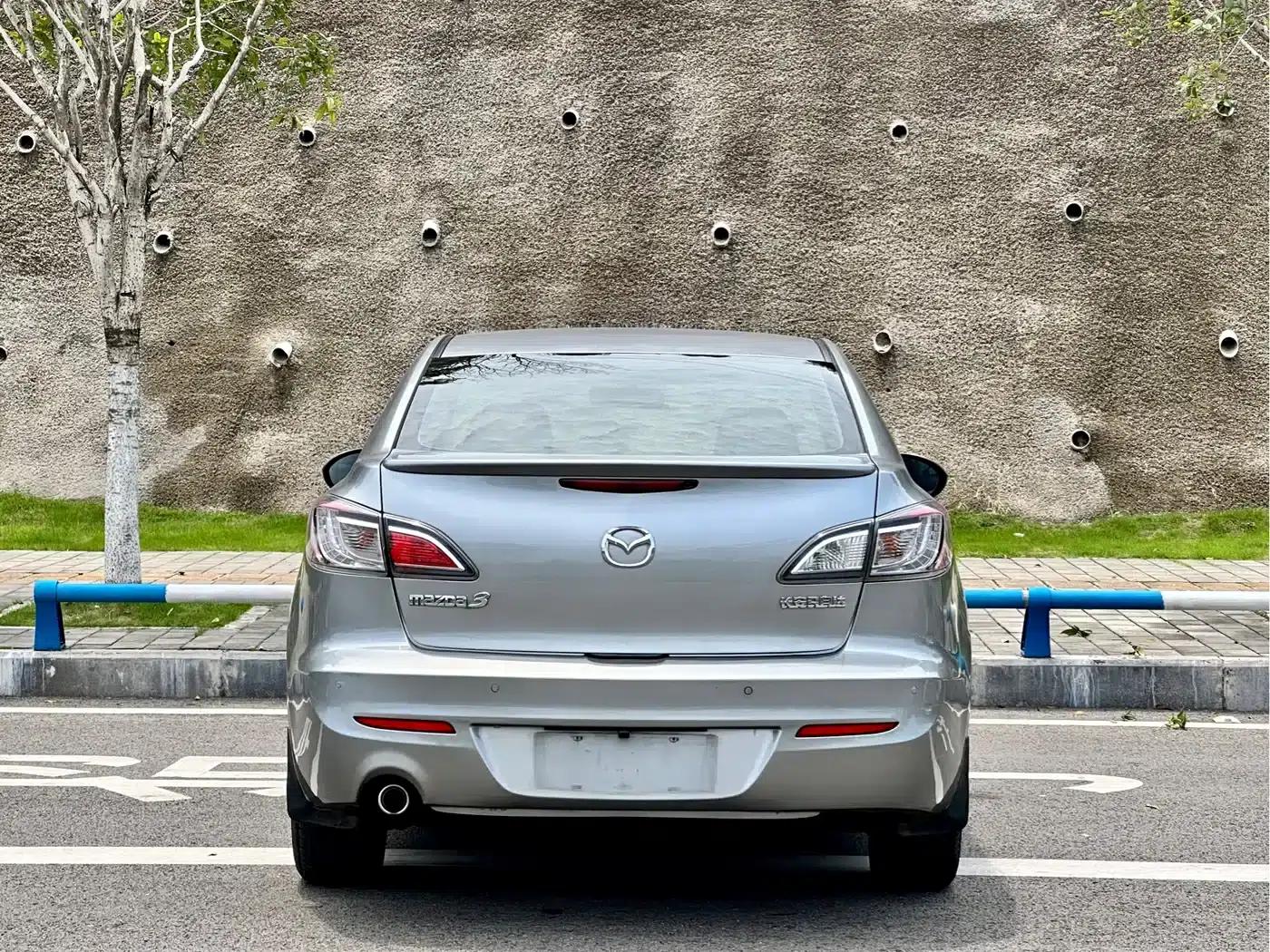 Mazda 3 Axela 2011 Sedan 2.0L Automatic Luxury — миниатюра 5