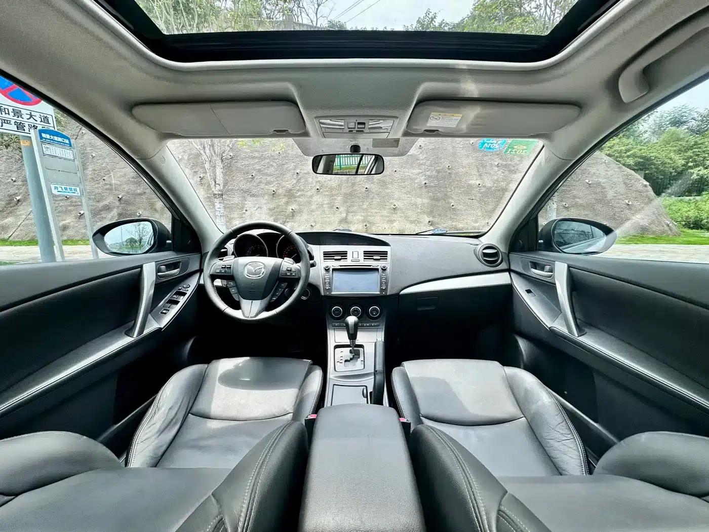 Mazda 3 Axela 2011 Sedan 2.0L Automatic Luxury — миниатюра 41