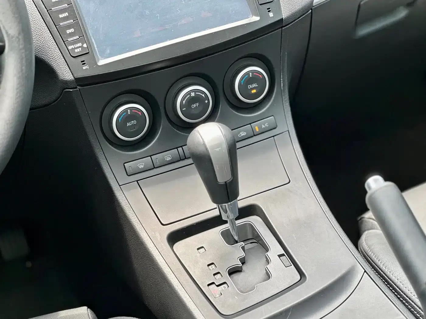 Mazda 3 Axela 2011 Sedan 2.0L Automatic Luxury — миниатюра 43