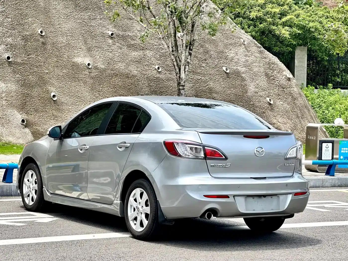 Mazda 3 Axela 2011 Sedan 2.0L Automatic Luxury — миниатюра 6
