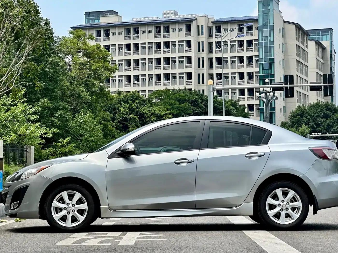 Mazda 3 Axela 2011 Sedan 2.0L Automatic Luxury — миниатюра 7