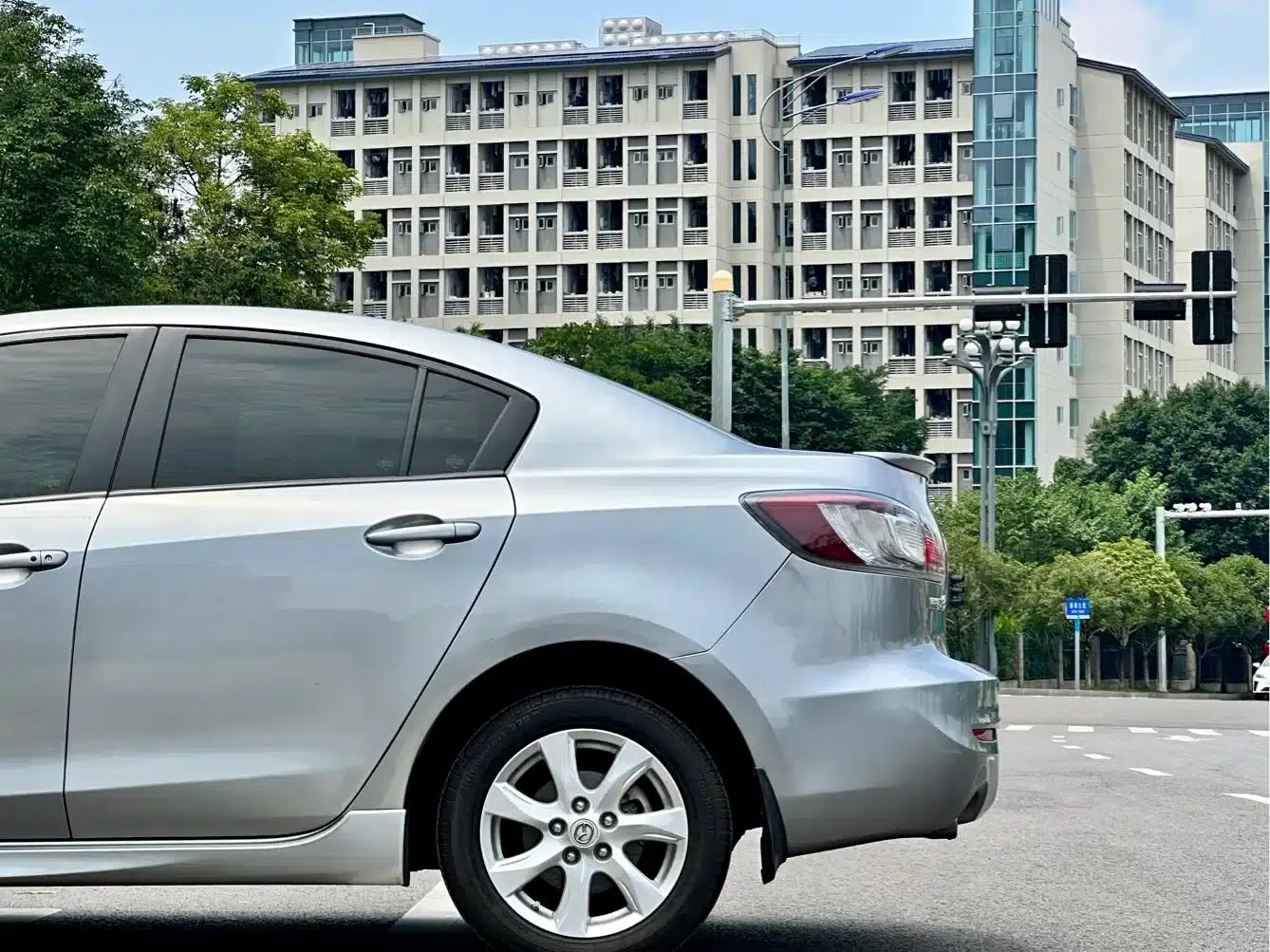 Mazda 3 Axela 2011 Sedan 2.0L Automatic Luxury — миниатюра 9