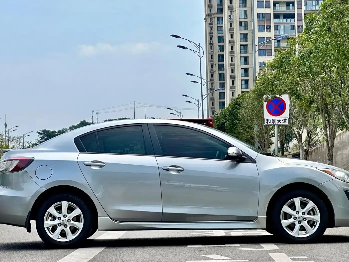Mazda 3 Axela 2011 Sedan 2.0L Automatic Luxury — миниатюра 10
