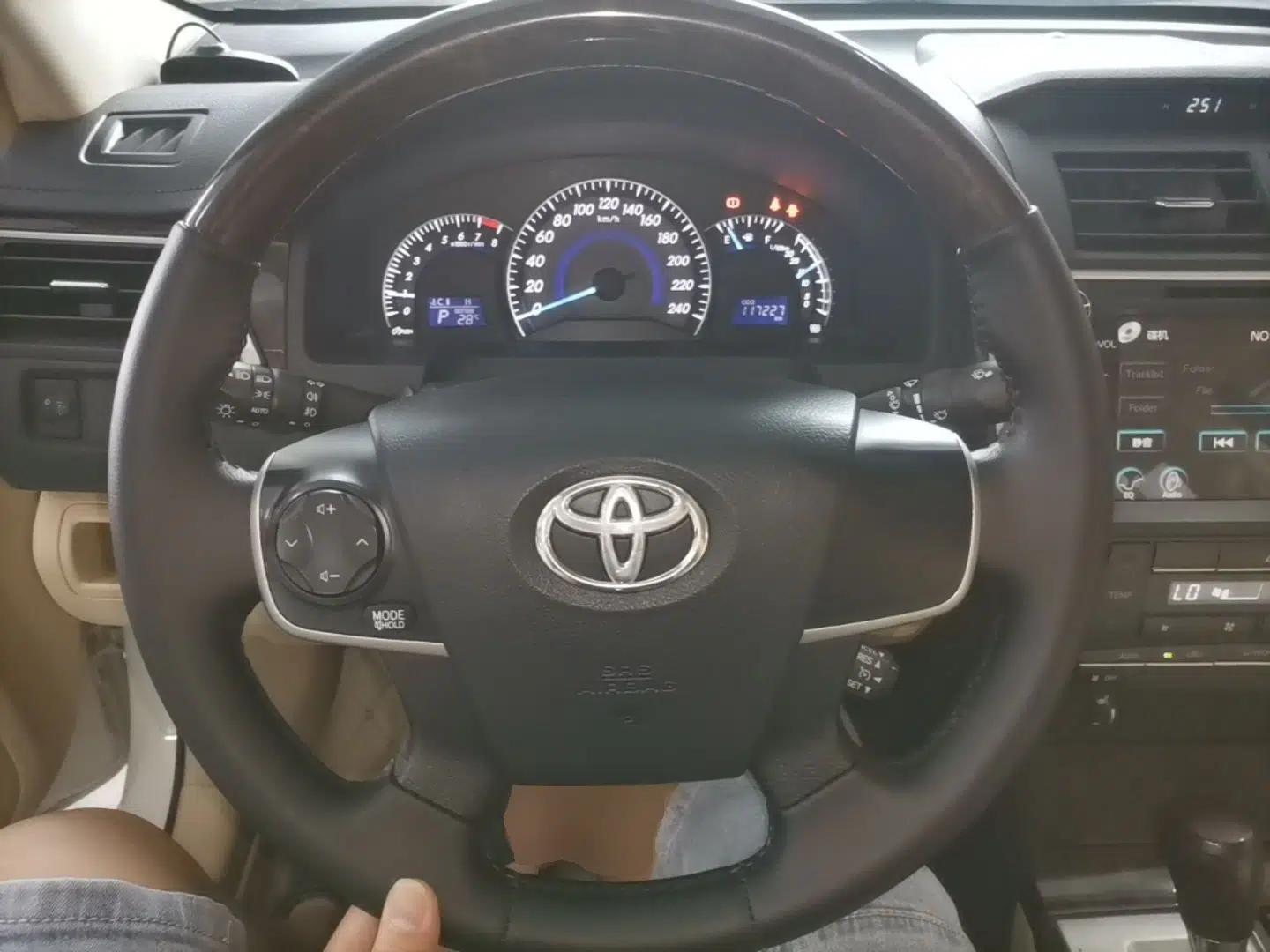 Toyota Camry 2015 2.0G Premier Edition — миниатюра 18