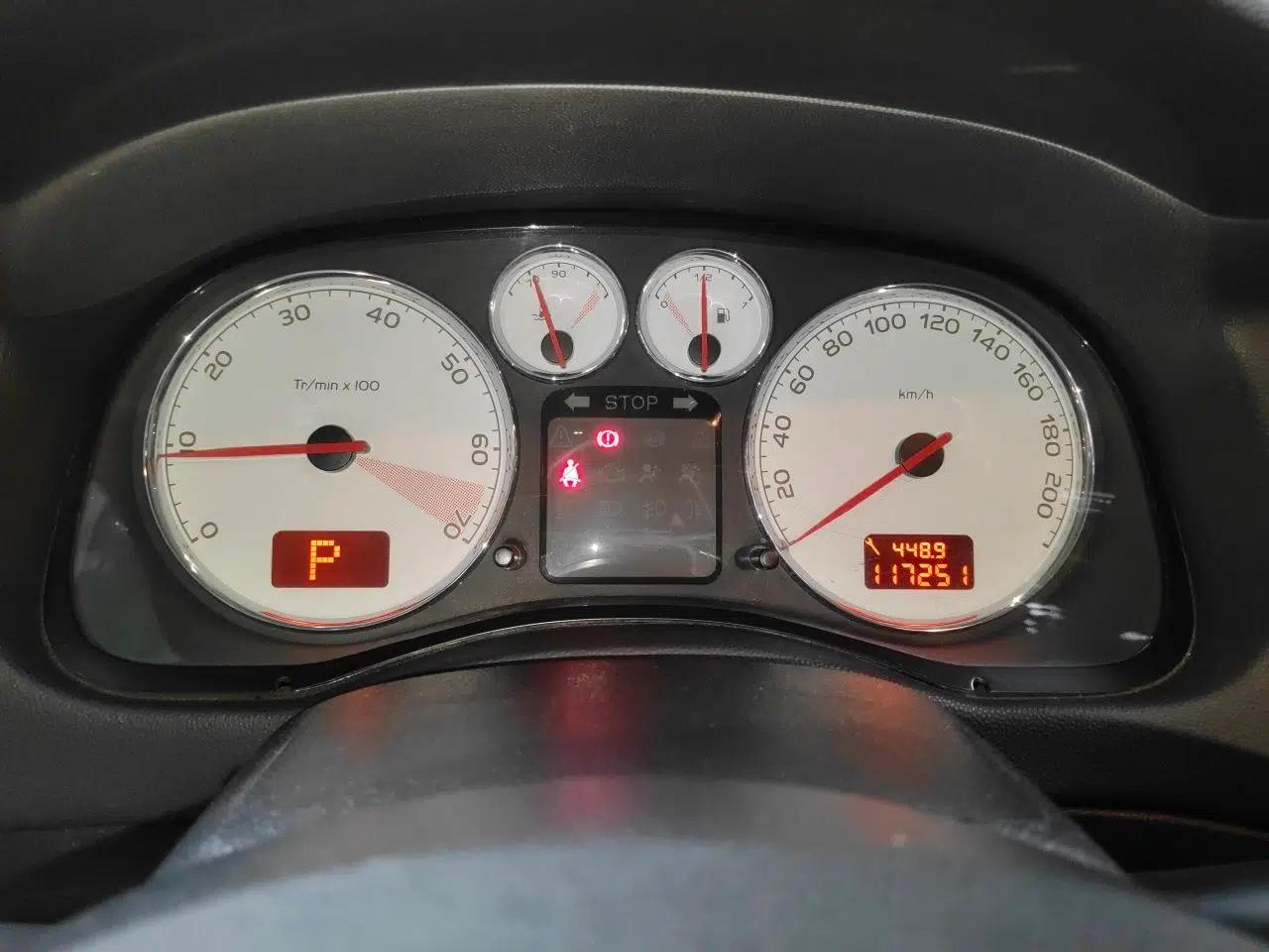 Peugeot 307 2010 Sedan 1.6L Automatic Comfort Edition — миниатюра 11