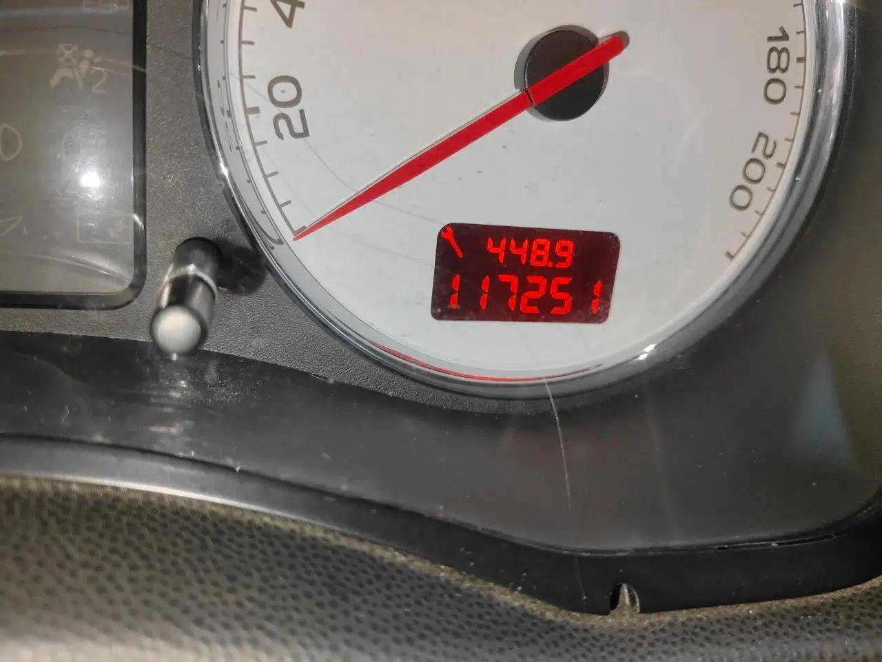 Peugeot 307 2010 Sedan 1.6L Automatic Comfort Edition — миниатюра 12