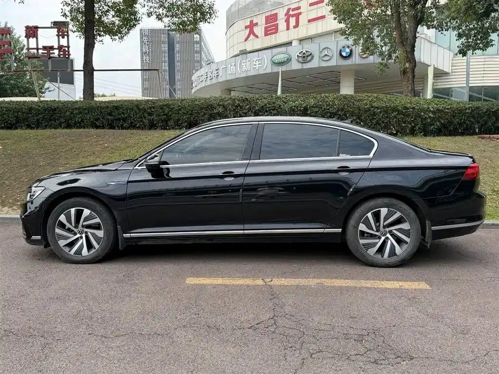 2022 Volkswagen Passat PHEV GTE Luxury Edition — миниатюра 3