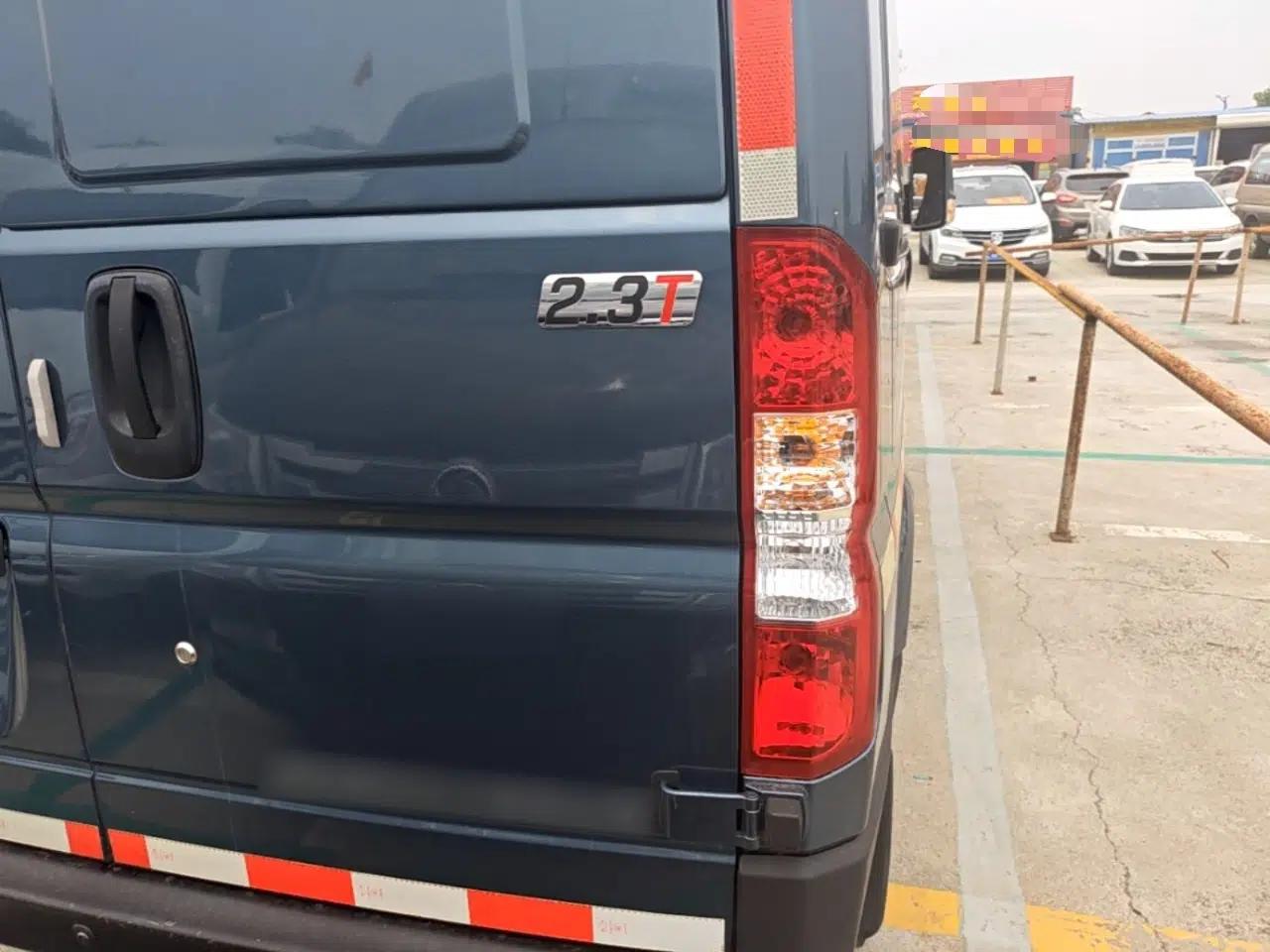 Dongfeng Yufeng 2023 V9+ 2.3T Manual Front-Drive Van Short Wheelbase Mid-Roof 3-Seater — миниатюра 9