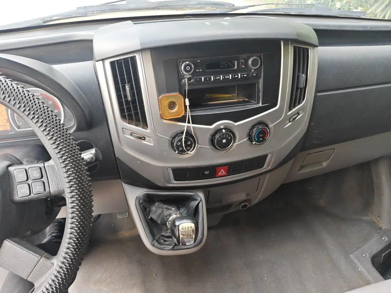 Dongfeng Yufeng 2018 2.5T Logistics Vehicle A100 Short Wheelbase Mid-Roof 5-9 Seater China V Standard ZD25 — миниатюра 13