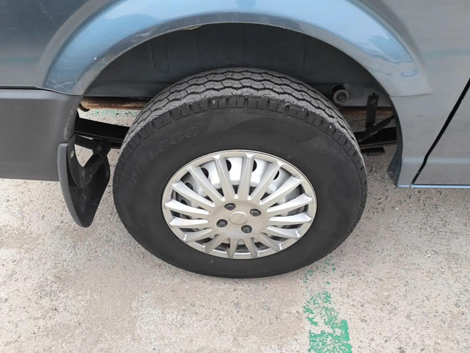Dongfeng Yufeng 2023 V9+ 2.3T Manual Front-Drive Van Short Wheelbase Mid-Roof 3-Seater — миниатюра 11