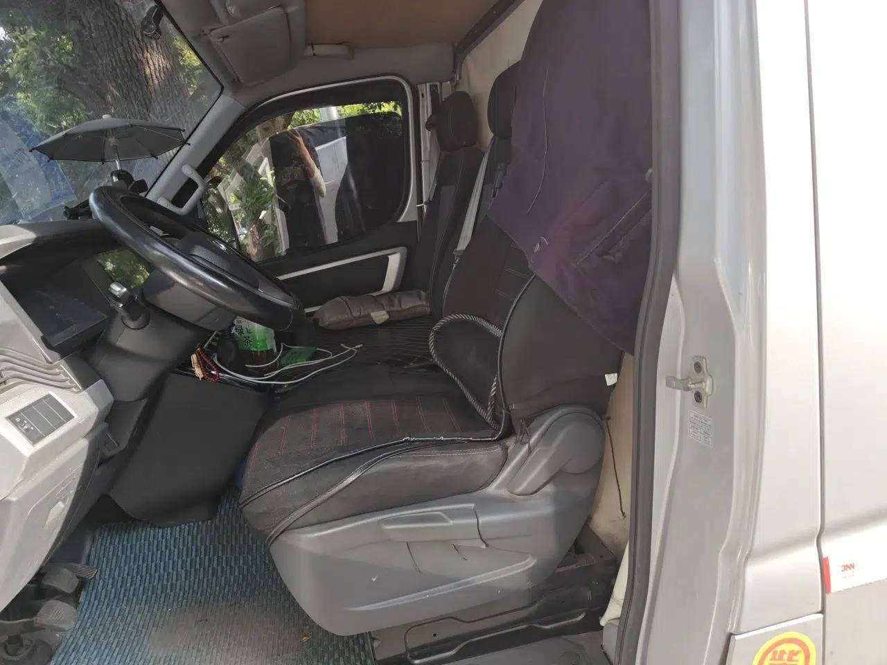 Dongfeng Yufeng 2023 V9+ 2.3T Manual Rear-Drive Cargo Van with Dual Rear Tires 3-Seater — миниатюра 17
