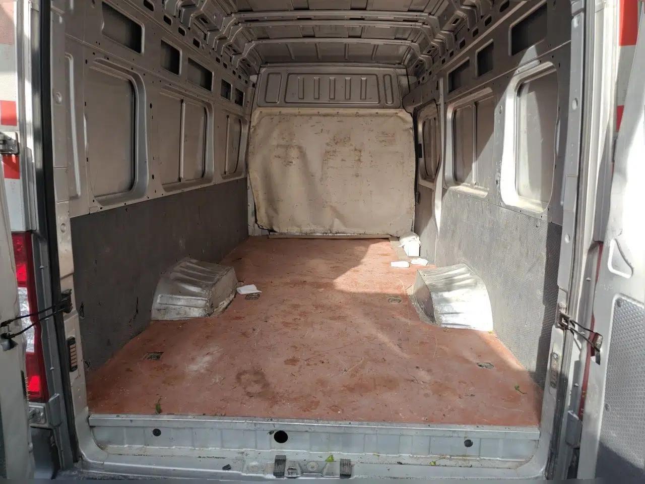 Dongfeng Yufeng 2023 V9+ 2.3T Manual Rear-Drive Cargo Van with Dual Rear Tires 3-Seater — миниатюра 19