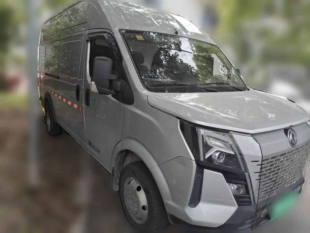 Dongfeng Yufeng 2023 V9+ 2.3T Manual Rear-Drive Cargo Van with Dual Rear Tires 3-Seater — миниатюра 3