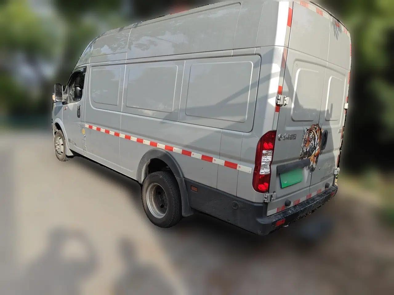 Dongfeng Yufeng 2023 V9+ 2.3T Manual Rear-Drive Cargo Van with Dual Rear Tires 3-Seater — миниатюра 4