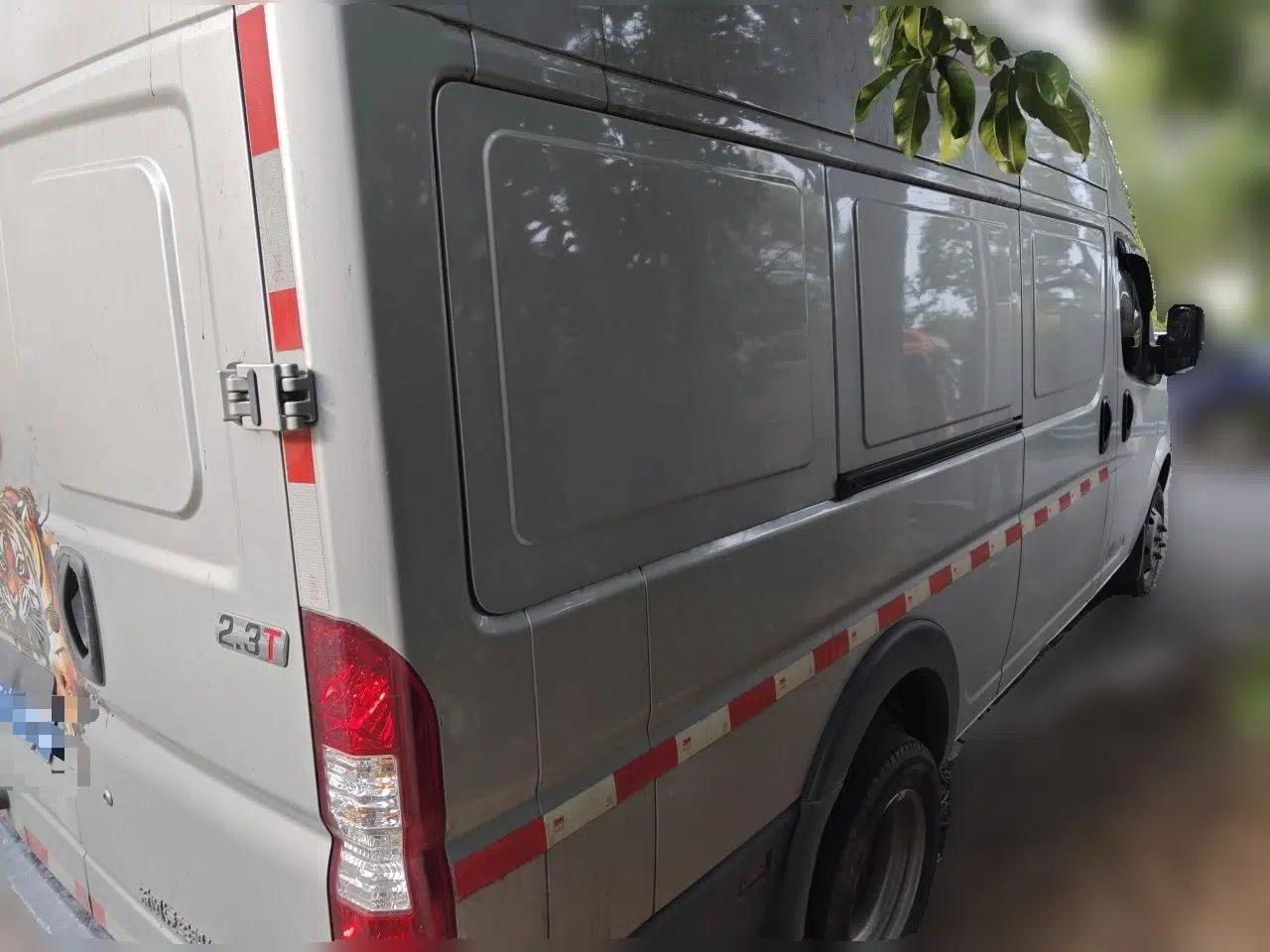 Dongfeng Yufeng 2023 V9+ 2.3T Manual Rear-Drive Cargo Van with Dual Rear Tires 3-Seater — миниатюра 6
