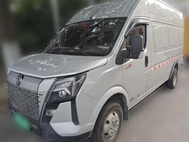 Dongfeng Yufeng 2023 V9+ 2.3T Manual Rear-Drive Cargo Van with Dual Rear Tires 3-Seater