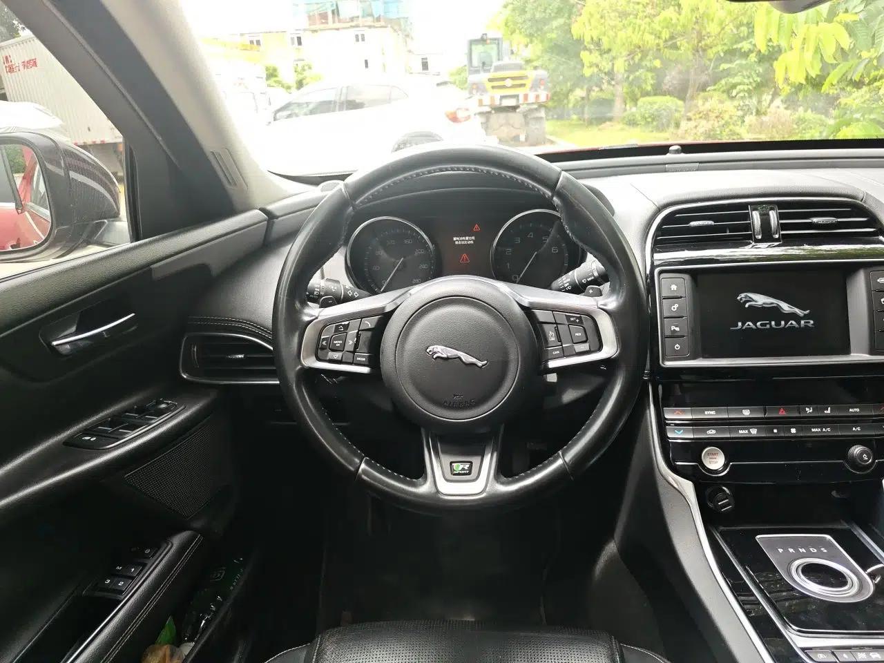 Jaguar XE 2015 2.0T 200 PS R-Sport — миниатюра 10
