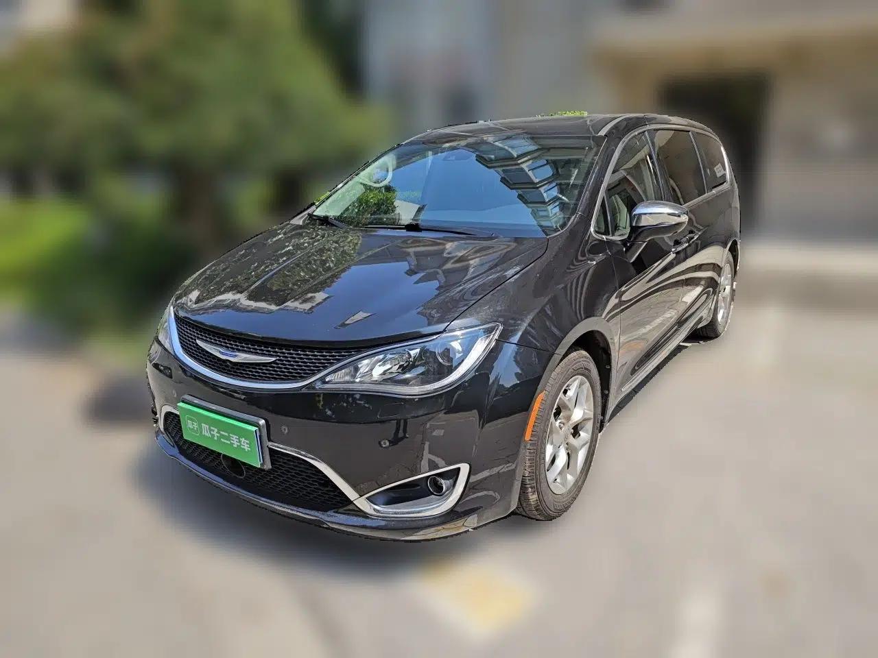 Chrysler Grand Voyager 2017 3.6L Premium Edition — миниатюра 1
