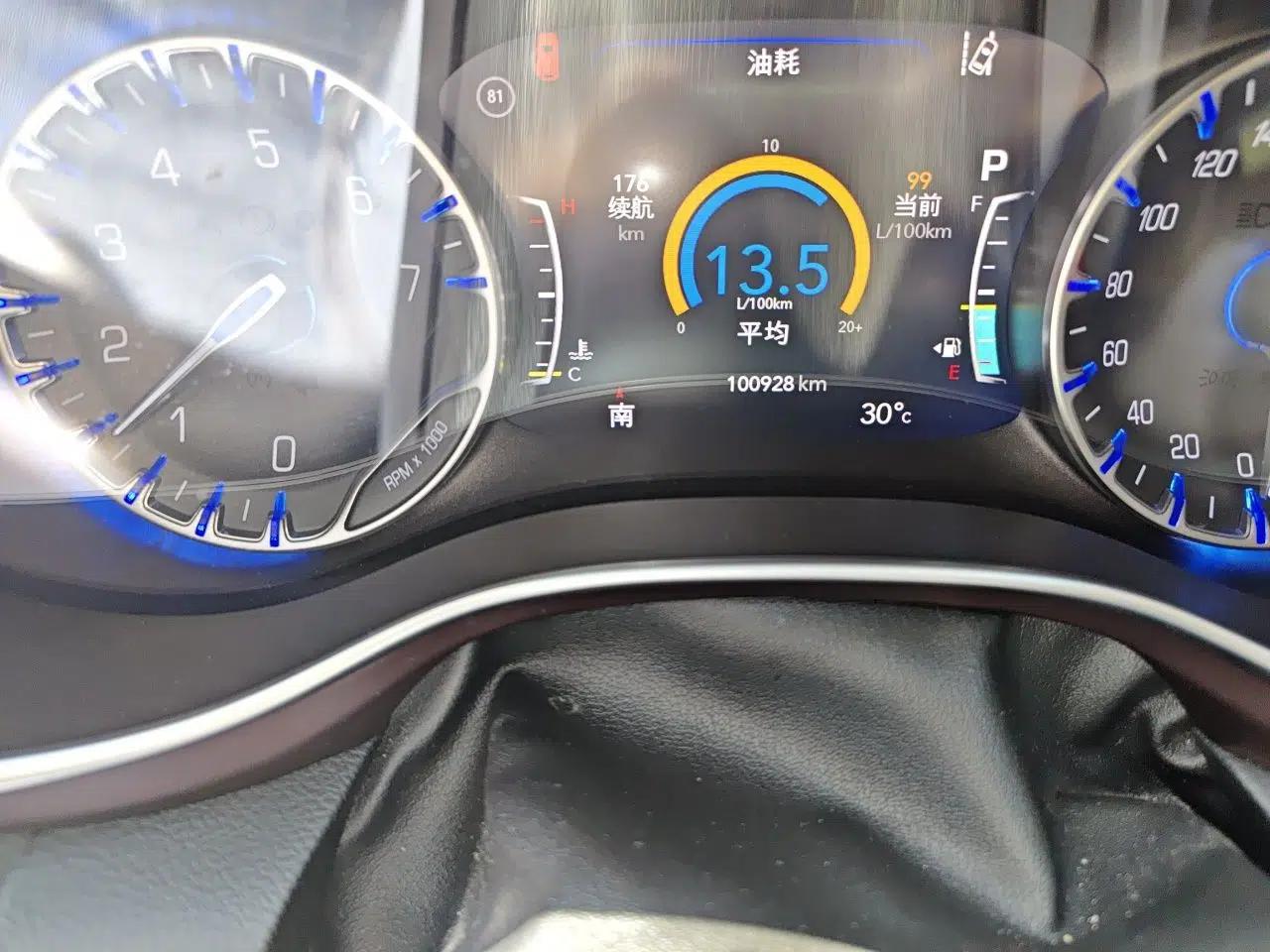 Chrysler Grand Voyager 2017 3.6L Premium Edition — миниатюра 12
