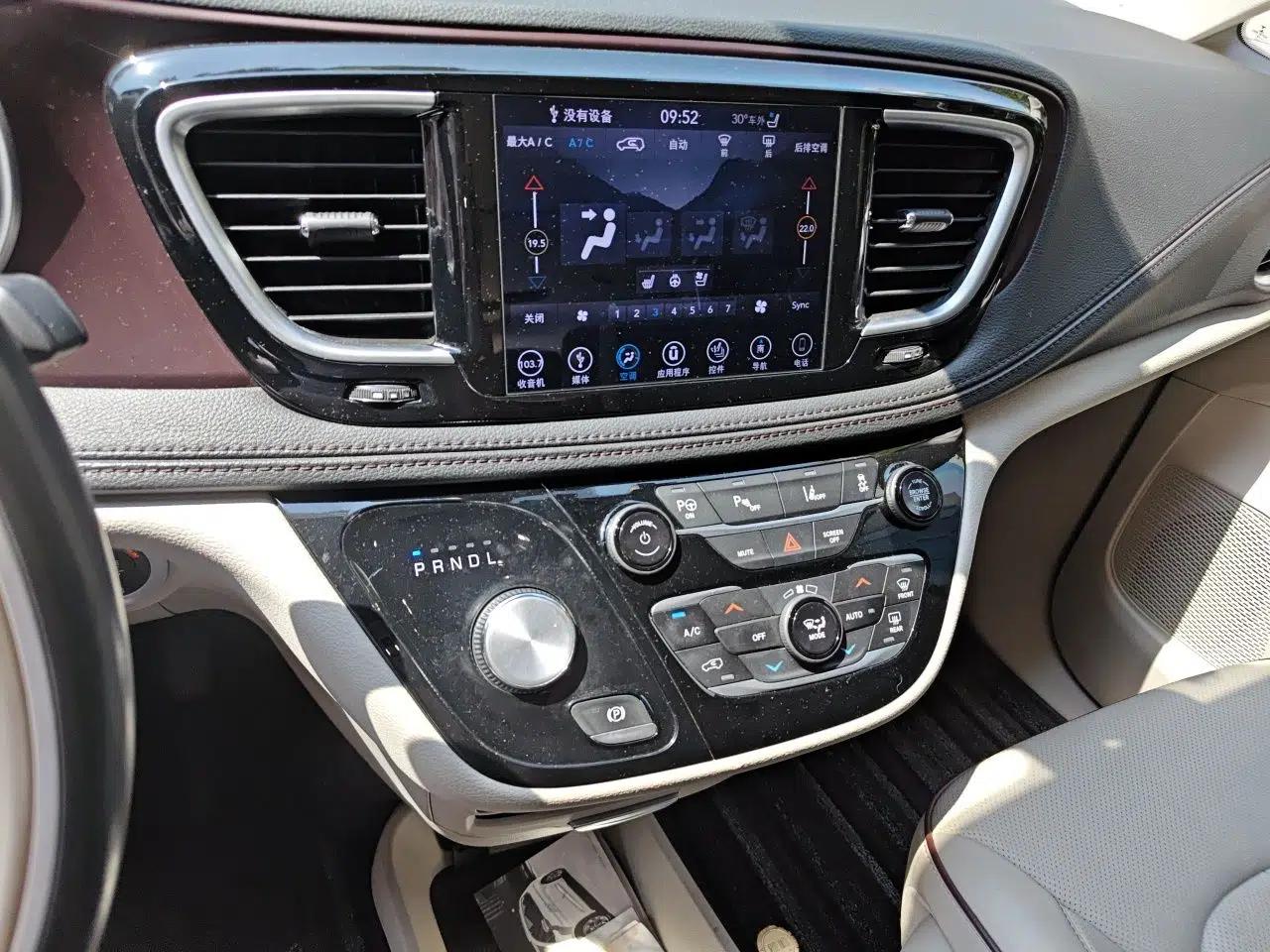 Chrysler Grand Voyager 2017 3.6L Premium Edition — миниатюра 13