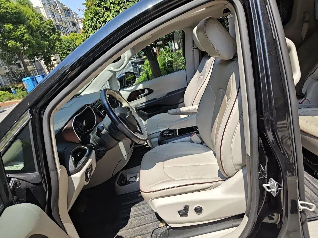 Chrysler Grand Voyager 2017 3.6L Premium Edition — миниатюра 15