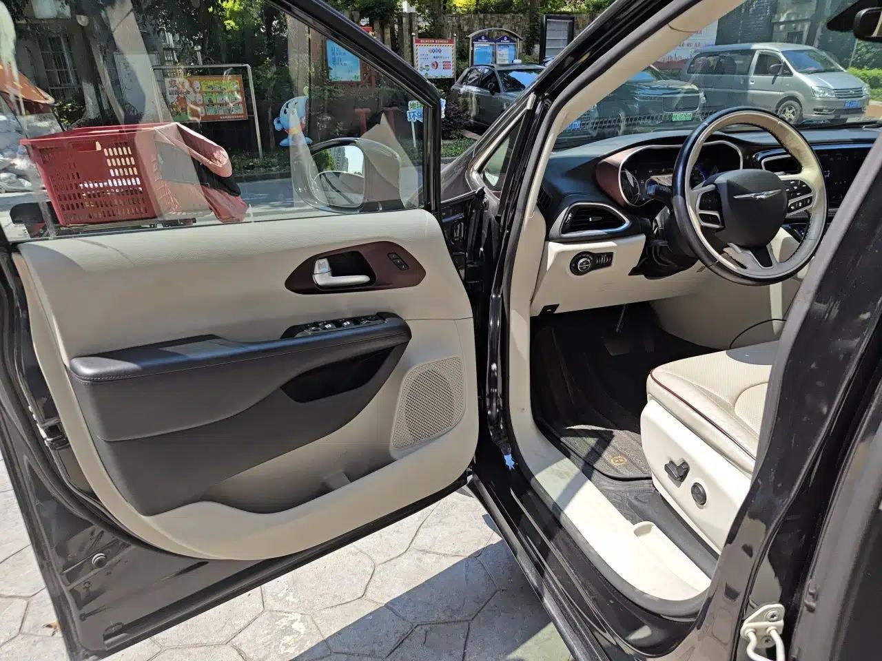 Chrysler Grand Voyager 2017 3.6L Premium Edition — миниатюра 16
