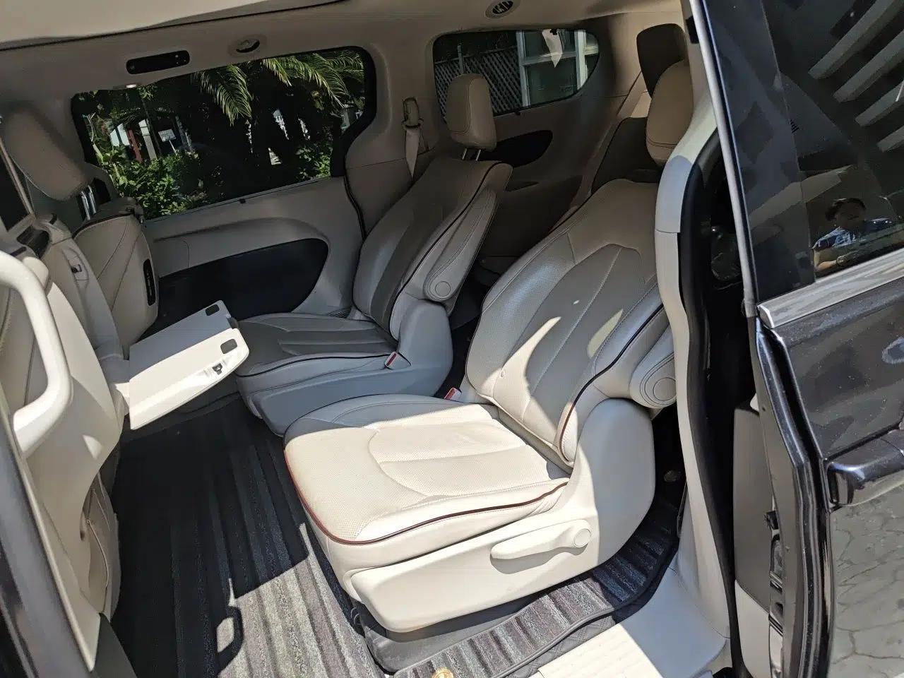 Chrysler Grand Voyager 2017 3.6L Premium Edition — миниатюра 17